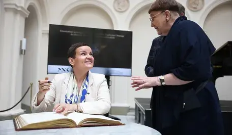 Kraków, 02.06.2026. Minister kultury i dziedzictwa narodowego Marta Cienkowska (L) i kurator Muzeum Książąt Czartoryskich Katarzyna Płonka-Bałus (P) na uroczystości przekazania odzyskanego pierścienia króla Zygmunta I Starego do zbiorów Muzeum Książąt Czartoryskich, oddziału Muzeum Narodowego w Krakowie, 2 bm. (mr) PAP/Łukasz Gągulski