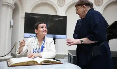 Kraków, 02.06.2026. Minister kultury i dziedzictwa narodowego Marta Cienkowska (L) i kurator Muzeum Książąt Czartoryskich Katarzyna Płonka-Bałus (P) na uroczystości przekazania odzyskanego pierścienia króla Zygmunta I Starego do zbiorów Muzeum Książąt Czartoryskich, oddziału Muzeum Narodowego w Krakowie, 2 bm. (mr) PAP/Łukasz Gągulski
