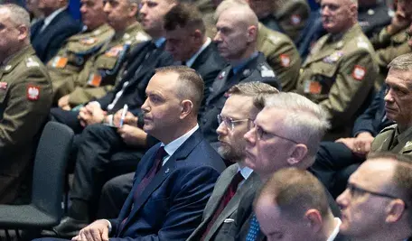 Karol Nawrocki z żołnierzami