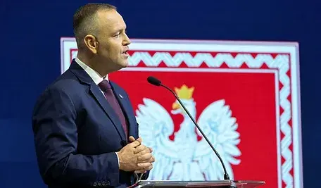 Prezydent Karol Nawrocki na tle białego orła
