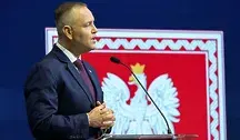 Prezydent Karol Nawrocki na tle białego orła