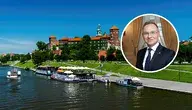Zdjęcie Andrzeja Dudy, w tle zamek na Wawelu