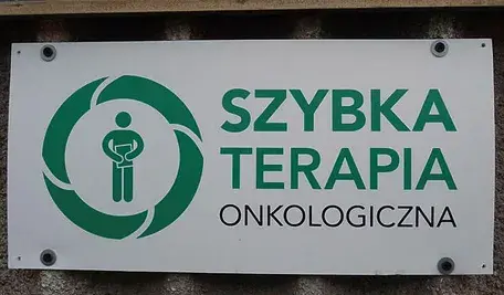 biała tablica z napisem: Szybka terapia onkologiczna