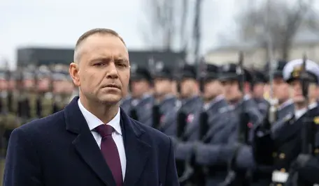 Karol Nawrocki prowadzi w najnowszym rankingu zaufania CBOS, podczas gdy Donald Tusk i Rafał Trzaskowski odnotowali wyraźny spadek zaufania wśród badanych.