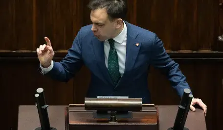 Przedsiębiorca analizuje dokumenty podatkowe i kalkulator w związku z planowanymi zmianami w ryczałcie, które od 2027 roku mogą oznaczać wyższe podatki dla części firm.