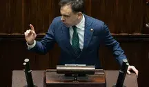 Przedsiębiorca analizuje dokumenty podatkowe i kalkulator w związku z planowanymi zmianami w ryczałcie, które od 2027 roku mogą oznaczać wyższe podatki dla części firm.
