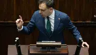 Przedsiębiorca analizuje dokumenty podatkowe i kalkulator w związku z planowanymi zmianami w ryczałcie, które od 2027 roku mogą oznaczać wyższe podatki dla części firm.