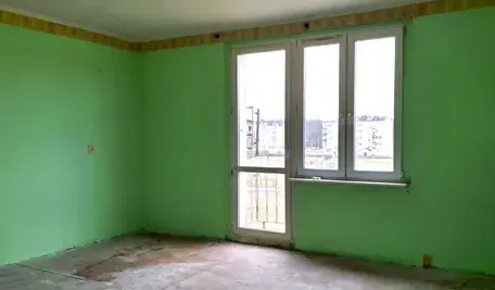 Oto główne pomieszczenie lokalu, który AMW wystawiła za 78 tysięcy. Remont się przyda, ale na głowę nie kapie