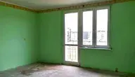 Oto główne pomieszczenie lokalu, który AMW wystawiła za 78 tysięcy. Remont się przyda, ale na głowę nie kapie