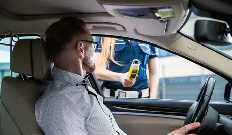 Zatrzymany na A1 przez innych kierowców mężczyzna miał 2,7 promila i dwa sądowe zakazy prowadzenia, ale prokuratura nie objęła go nawet nadzorem