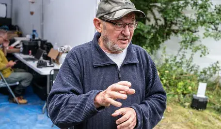 Opiekun polskich miejsc pamięci na Wołyniu, prezes Towarzystwa Przyjaciół Krzemieńca i Ziemi Wołyńsko-Podolskiej w Lublinie dr Leon Popek w miejscu prac ekshumacyjnych w Woli Ostrowieckiej na Wołyniu