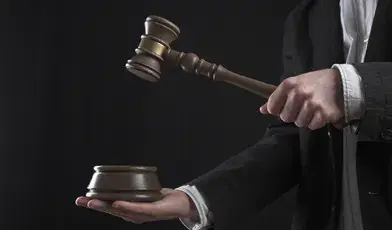 Mężczyzna trzymający młotek w dłoni
