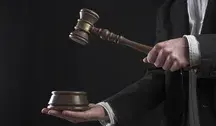 Mężczyzna trzymający młotek w dłoni