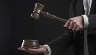 Mężczyzna trzymający młotek w dłoni