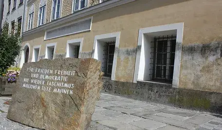 W domu, w którym urodził się Adolf Hitler, otwarto komisariat policji