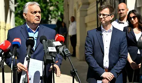 Viktor Orban (z lewej) twierdzi, że na Węgrzech zapanowała "polityczna autokracja"