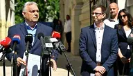 Viktor Orban (z lewej)  twierdzi, że na Węgrzech zapanowała "polityczna autokracja"