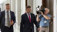 Zbigniew Ziobro idący korytarzem sejmowym