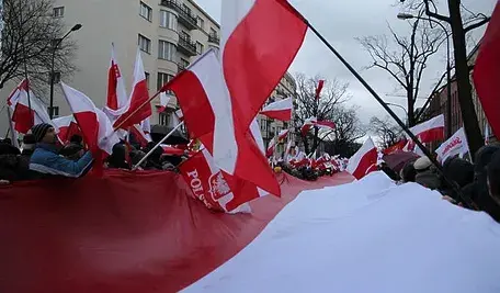 Tłum z biało-czerwonymi flagami