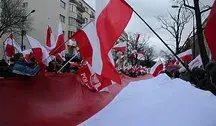 Tłum z biało-czerwonymi flagami