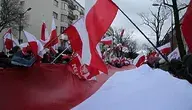 Tłum z biało-czerwonymi flagami