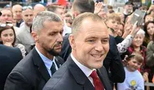 Większość Polaków poparła decyzję Karola Nawrockiego o odebraniu Orderu Orła Białego Wołodymyrowi Zełenskiemu, jednocześnie opowiadając się za dalszą współpracą z Ukrainą.