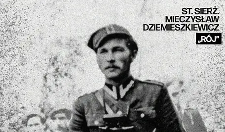 Czarno-białe, portretowe zdjęcie Mieczysława Dziemieszkiewicza, żołnierza podziemia niepodległościowego, pseudonim „Rój”. Młody mężczyzna o krótkich, ciemnych włosach, ubrany w wojskowy mundur, patrzy przed siebie. Zdjęcie wykonano około 1945 roku.