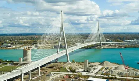 Most Gordie Howe International Bridge nad rzeką Detroit podczas budowy, łączący kanadyjskie Windsor z amerykańskim Detroit.