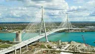 Most Gordie Howe International Bridge nad rzeką Detroit podczas budowy, łączący kanadyjskie Windsor z amerykańskim Detroit.