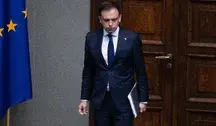 Minister finansów Andrzej Domański podczas wystąpienia publicznego. Zdjęcie ilustruje materiał dotyczący rekordowego wzrostu zadłużenia Polski i przekroczenia przez dług publiczny poziomu 61 proc. PKB.