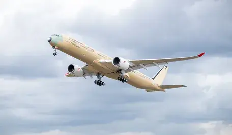 Airbus A350-1000ULR Qantas Project Sunrise podczas lotu testowego z wysuniętym podwoziem.