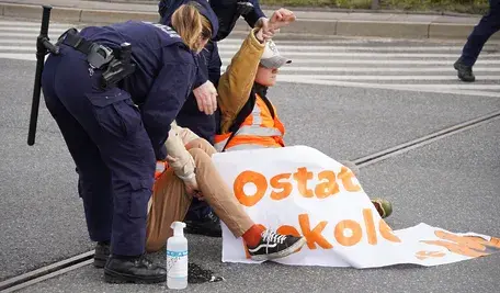 Takie akcje to już podobno przeszłość. Następcy "Ostatniego Pokolenia" nie chcą już uprzykrzać życia zwykłym ludziom, a nękać bogatych i wpływowych