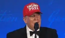 Donald Trump podczas kolacji Stowarzyszenia Korespondentów Białego Domu ostro skrytykował media i swoich politycznych przeciwników, jednocześnie żartując z możliwości ubiegania się o trzecią kadencję prezydencką.