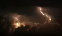 IMGW wydał ostrzeżenia pierwszego stopnia przed burzami dla ośmiu regionów Polski oraz utrzymał alerty przed upałami w 12 województwach.