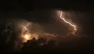 IMGW wydał ostrzeżenia pierwszego stopnia przed burzami dla ośmiu regionów Polski oraz utrzymał alerty przed upałami w 12 województwach.