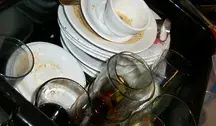 Brudne naczynia w zlewie