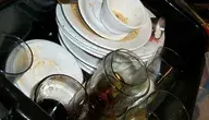 Brudne naczynia w zlewie