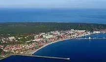 Coraz więcej Polaków narzeka na gwałtowny wzrost cen noclegów w nadmorskich kurortach, przez co wakacyjny wyjazd kosztuje nawet kilka tysięcy złotych więcej niż w poprzednich latach.
