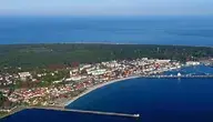 Coraz więcej Polaków narzeka na gwałtowny wzrost cen noclegów w nadmorskich kurortach, przez co wakacyjny wyjazd kosztuje nawet kilka tysięcy złotych więcej niż w poprzednich latach.