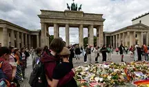 Na miejscu sobotniego zamachu mieszkańcy Berlina i turyści składają kwiaty 