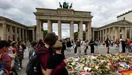 Na miejscu sobotniego zamachu mieszkańcy Berlina i turyści składają kwiaty 