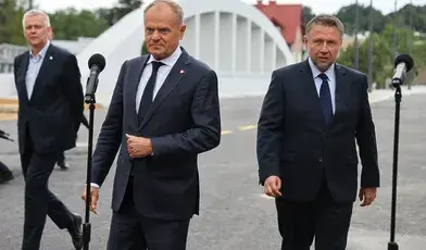 Donald Tusk uważa, że to fakt, że prezydent Nawrocki nie podpisał ustawy o podatku paliwowym, jest winny gigantycznych cen paliw na stacjach