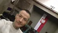 Mężczyzna w sali plenarnej Sejmu na tle polskiej flagi i godła; tekst o wrzutkach legislacyjnych i wecie prezydenta.
