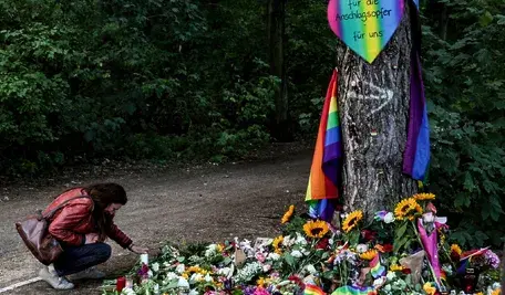 Kobieta składa kwiaty po sobotnim zamachu w Berlinie na znak wsparcia dla ofiar (