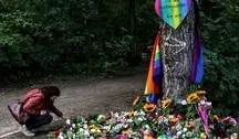 Kobieta składa kwiaty po sobotnim zamachu w Berlinie na znak wsparcia dla ofiar (
