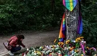 Kobieta składa kwiaty po sobotnim zamachu w Berlinie na znak wsparcia dla ofiar (