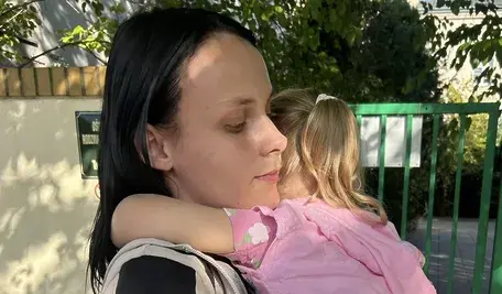 Pani Magda ze starszą córką mogły wreszcie bez lęku zabrać małą dziewczynkę do domu 