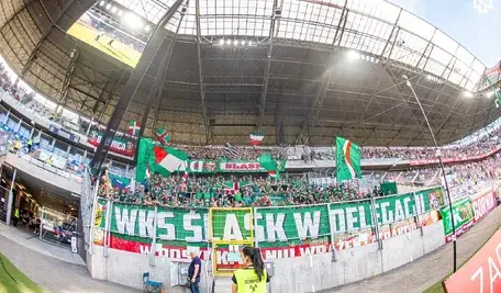 Poruszający gest na stadionie w Zabrzu. Dzieci z Ziemi Lwowskiej podziękowały kibicom Śląska Wrocław za pomoc, śpiewając „Rotę”.