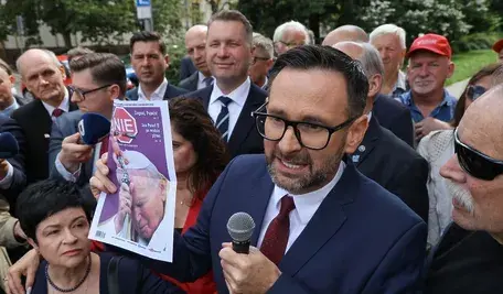 Daniel Obajtek przed budynkiem Prokuratury Okręgowej w Warszawie