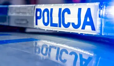 Prokurator czy policjant, którzy sa po służbie, nadal traktowani są przez prawo jak funkcjonariusze publiczni. Dlatego kara za ich pobicie jest surowa